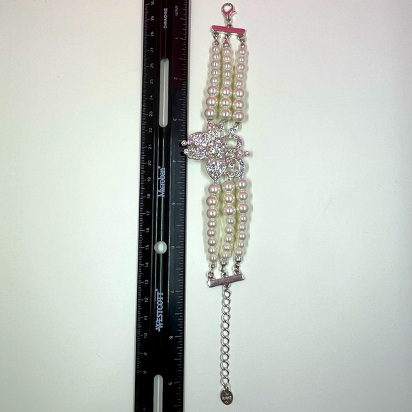Vintage Y2K Triple Strand Pearl and Silver Abstract Flower Pendant Bracelet - Picture 9 of 9